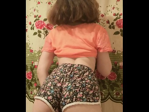 ❤️ Sexi mladá kočka si vyzlieka šortky pred kamerou ❌ Sex video na nás ❌
