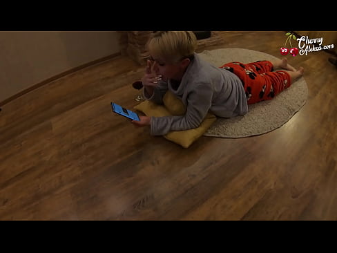 ❤️ Šialená blondínka fajčí obrovský penis a skáče na ňom - análny sex ❌ Sex video na nás ❌